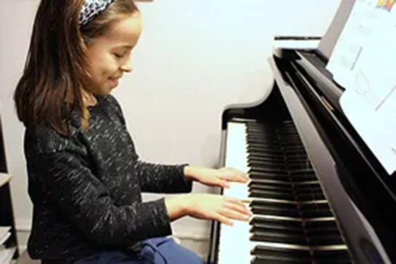 Pige ved klaver